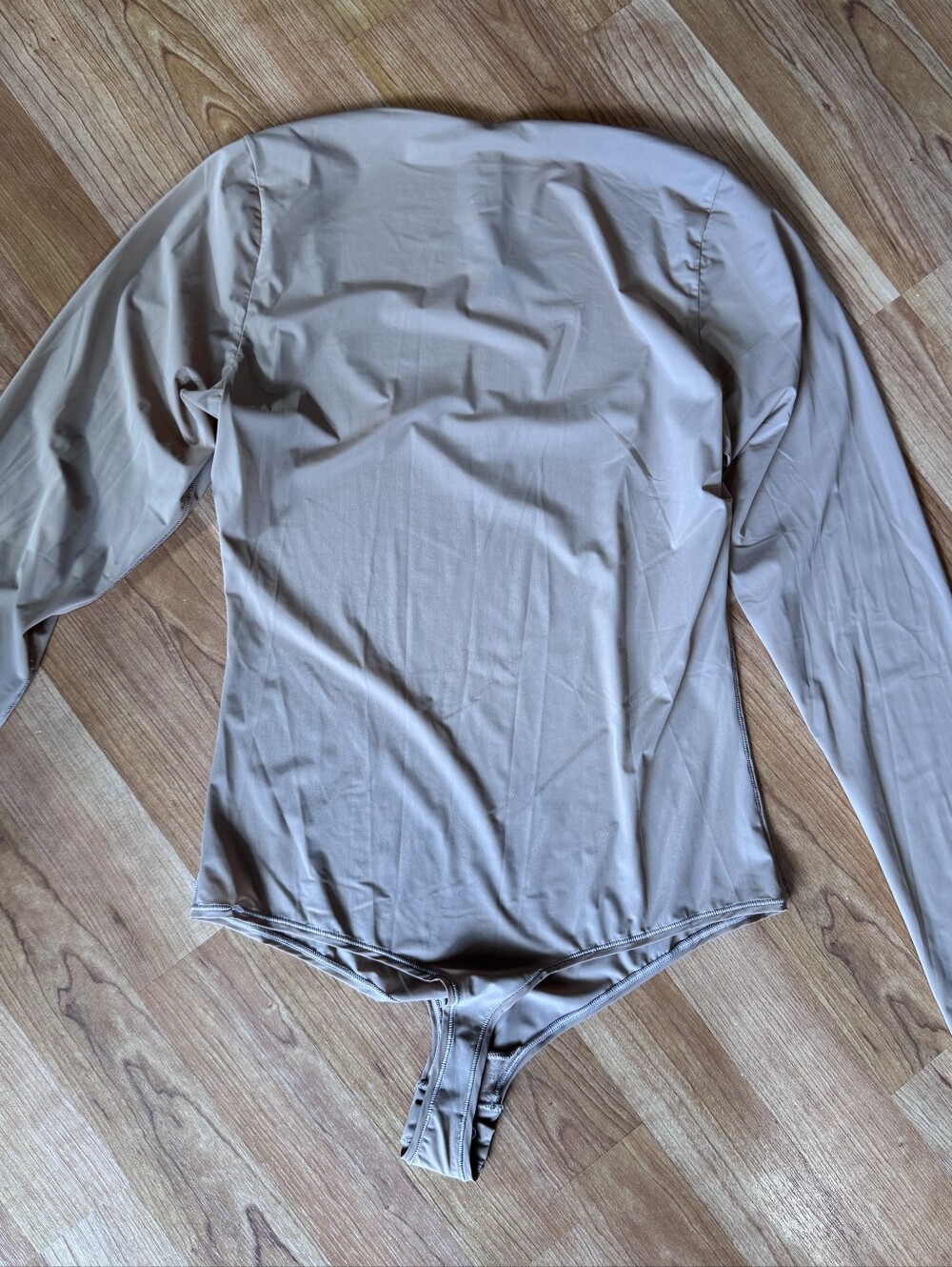Skims-Women's Long Sleeve Scoop Neck Bodysuit - Beige Size' Med,NWT - Picture 4 of 4